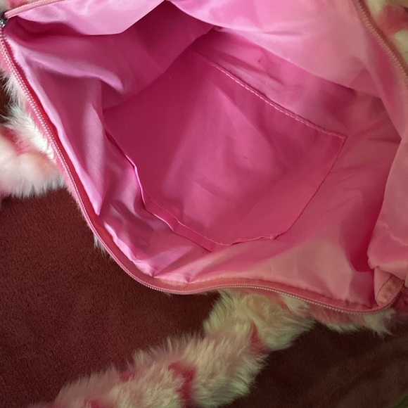 Fuzzy Hello kitty shoulder bag with zipper and straps - Picture 6 of 7